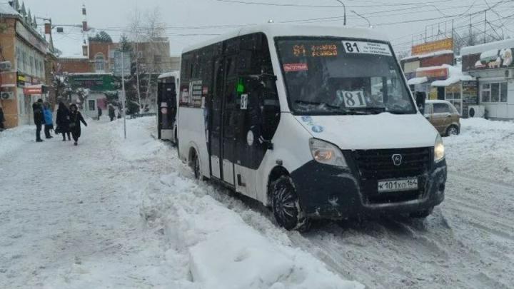 Без сбоев, но с задержками: как снегопад повлиял на транспорт в Энгельсе