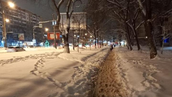 В Энгельсе очистили дороги, но забыли про тротуары