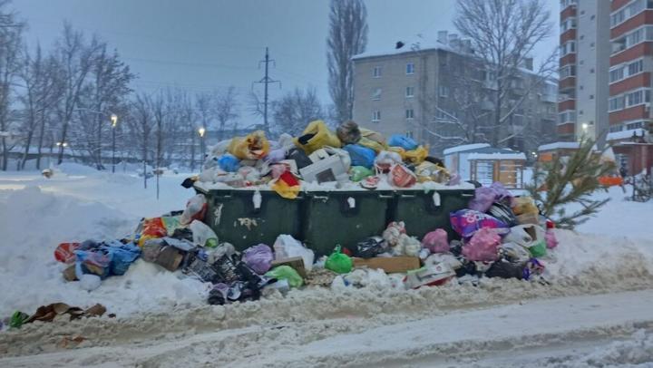 Жители 1-го Жилучастка в Саратове жалуются на переполненные мусорные баки