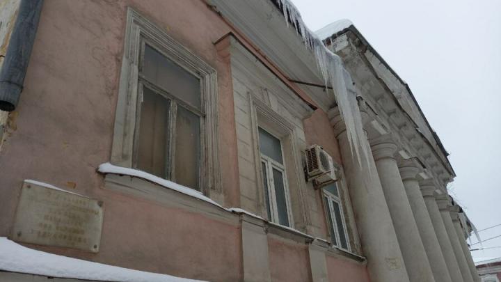 В Саратове на местной достопримечательности сосульки достигли человеческого роста