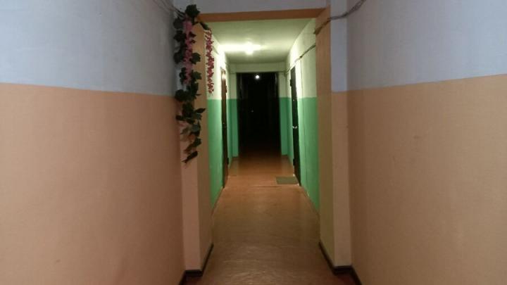 Ссора в подъезде закончилась трагедией: энгельсский житель получил 9 лет за убийство друга