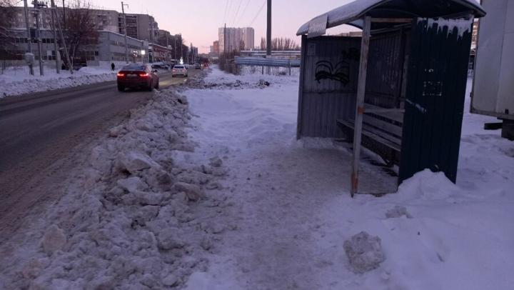 В Энгельсе расчистили дороги, но забыли про автобусные остановки