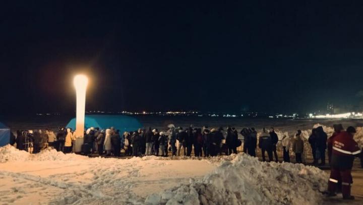 Очередь в ледяную воду: как саратовцы отметили Крещение на новом пляже