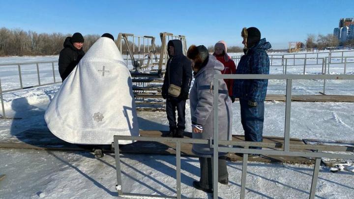 В Энгельсе продолжаются Крещенские купания