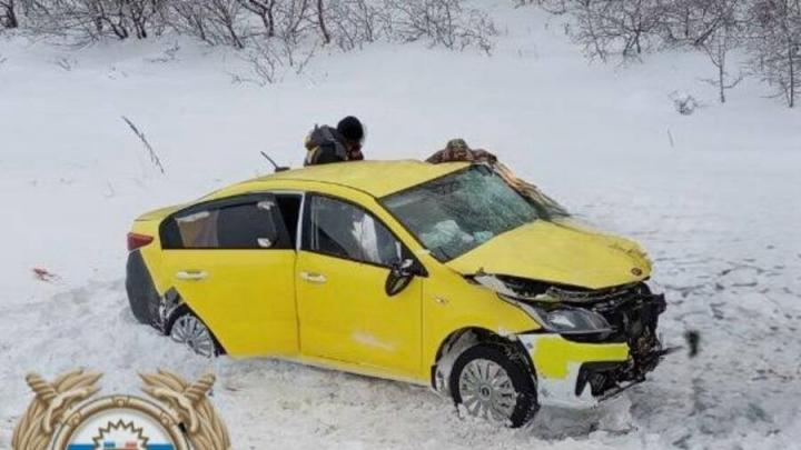 Две KIA раскидало в снегу в Лысогорском районе: есть погибший