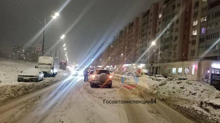 В Солнечном-2 в Саратове пешеход попал под колеса иномарки