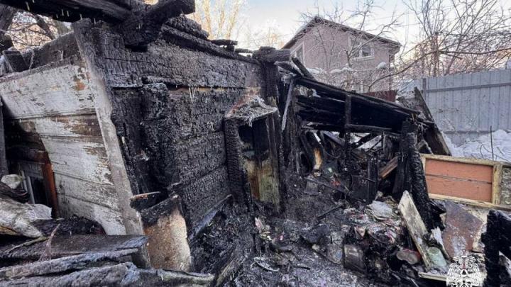 Ночью в Саратове мужчина погиб на пожаре в деревянном доме