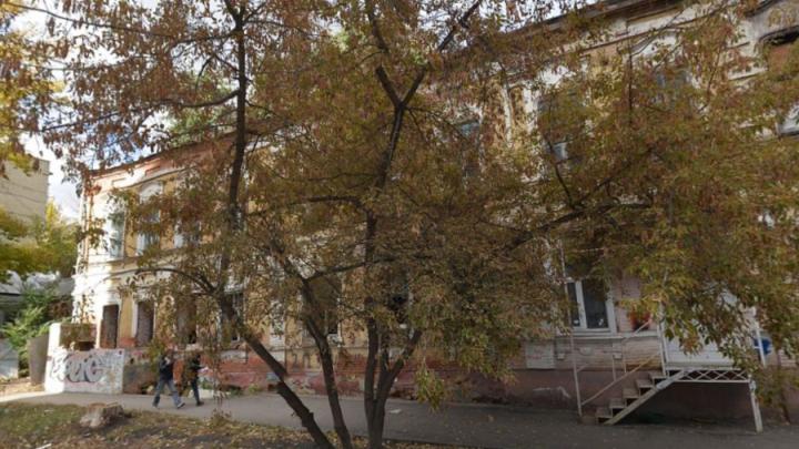 В Саратове на доме Деникина установят защитные ограждения