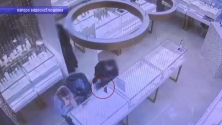 Ранее судимая саратовчанка задержана за кражу в ювелирном салоне
