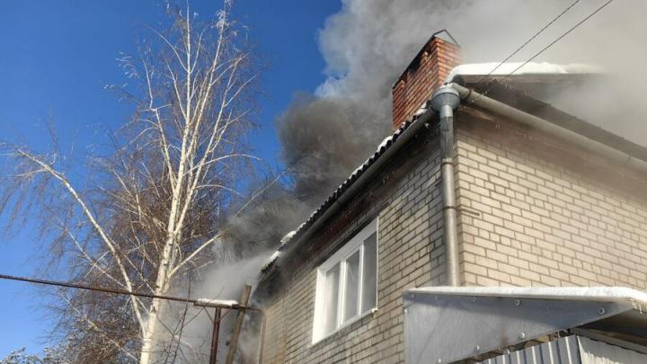 В Затоне пять пожарных расчётов боролись с огнём в доме