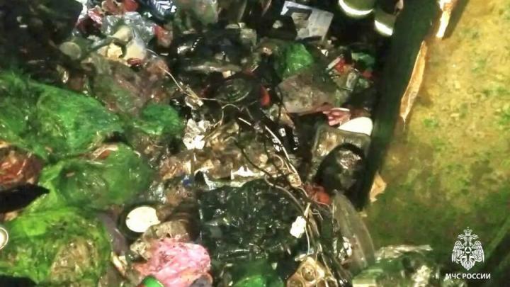 В квартире, заваленной мусором, в огне погиб мужчина