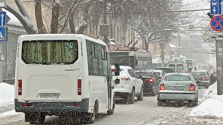 Вода по колено, ДТП: в Саратове парализовано движение на улице Чернышевского