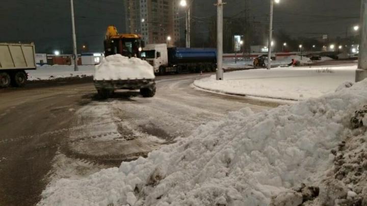 На дорогах Саратовской области одновременно идут снег, дождь и метель