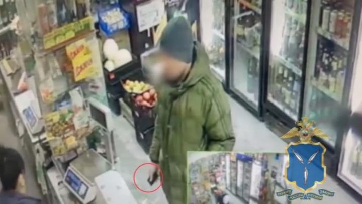 Потерял карту и не заблокировал: юный саратовец лишился 8 тысяч рублей