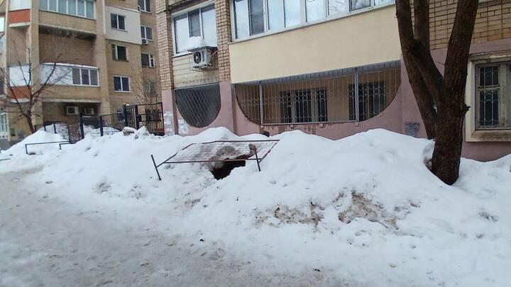 В Саратове девочка провалилась в колодец