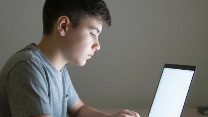 13 или 17? Саратовские родители спорят, когда детям можно заводить соцсети