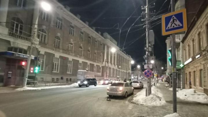 У саратовского Главпочтамта иномарка сбила двух девочек