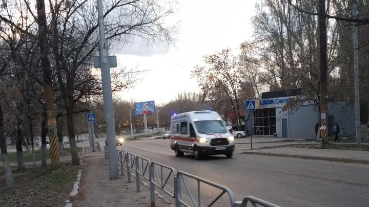 В Саратове пенсионерка госпитализирована в тяжелом состоянии после падения с высоты