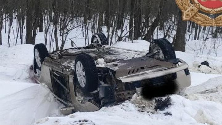Иномарка перевернулась около Калининска: пострадала женщина