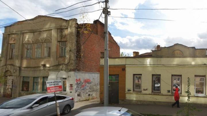 Разваливающуюся городскую усадьбу в центре Саратова спрячут за забором