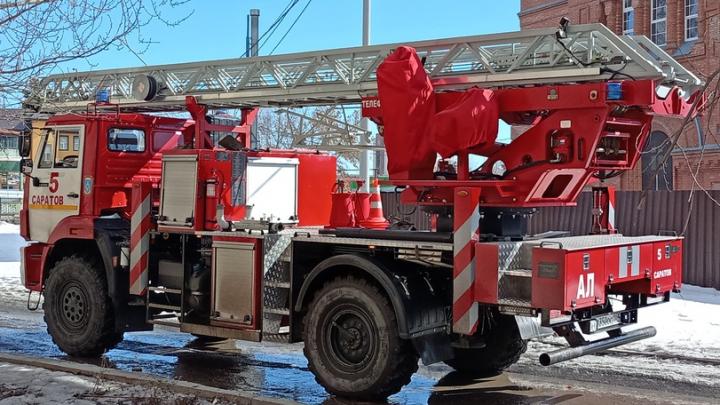 В Заводском районе Саратова жильцы вынуждены были покинуть пятиэтажку из-за пожара