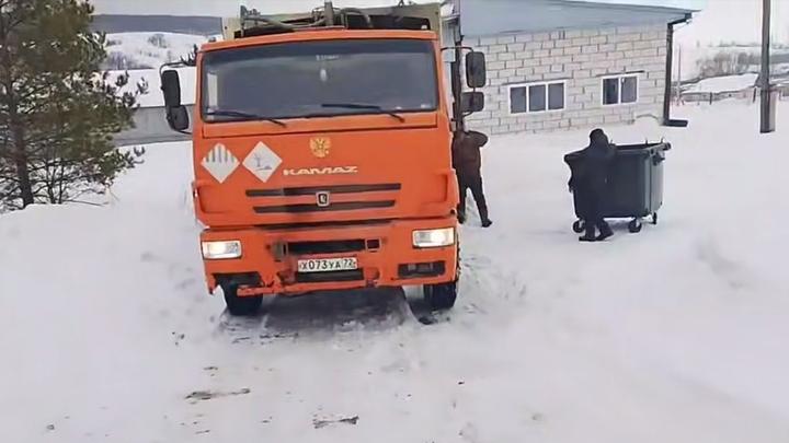 Потепление: в саратовском селе Тепловка около школы застрял мусоровоз
