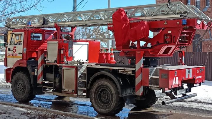 На территории мебельного производства в Балакове произошел пожар