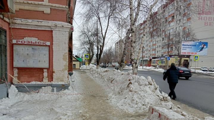 Жители Энгельса жалуются на снег и наледь у полицейского отдела