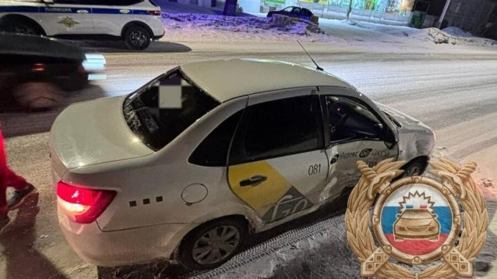 Мужчина и женщина пострадали в ДТП с двумя 