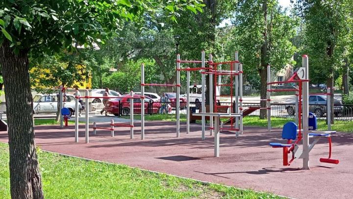В школах Гагаринского района Саратова построят спортплощадки с беговыми дорожками и трибунами