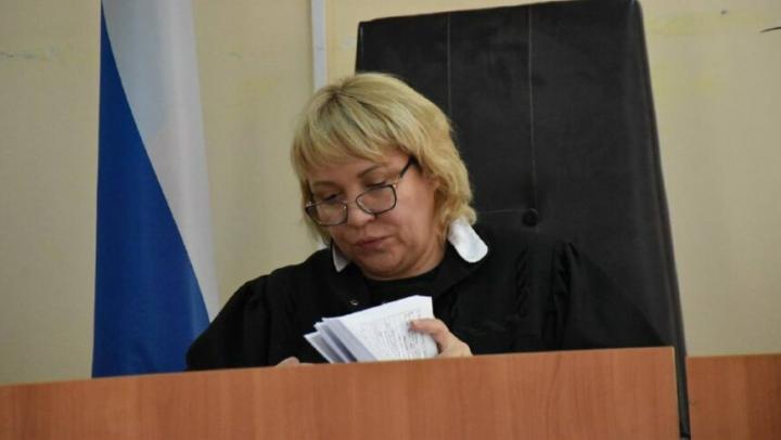 «Мог сбежать из больницы, но не стал»: в Саратове судят мужчину за нападение на полицейского