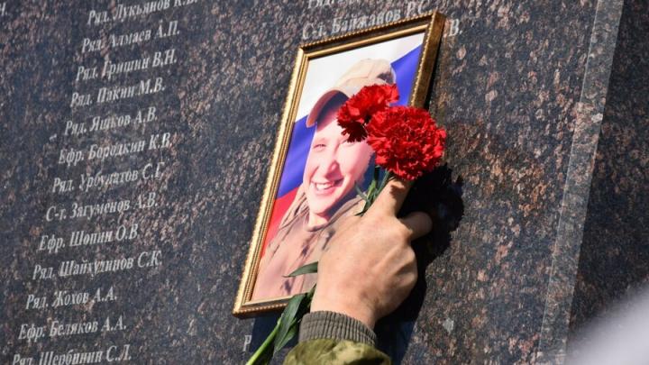 В Парке Победы Саратова на мемориал добавили имена 200 погибших участников СВО