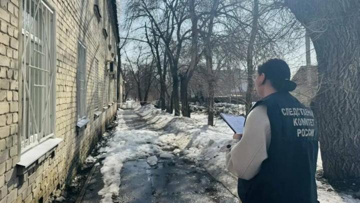 В Саратове с крыши на юношу упала глыба льда: возбуждено уголовное дело