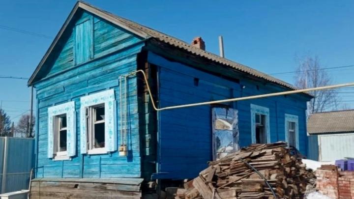 В Энгельсе ночью в загоревшемся деревянном доме погибла женщина 