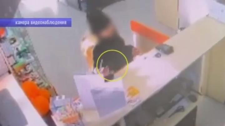 В Энгельсе задержали наглую воровку: рецидивистка забирала выставочные образцы без зазрения совести