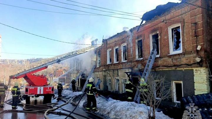 Ночной пожар на Валовой в Саратове тушили 13 расчетов