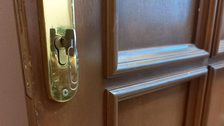 В Энгельсе суд выселил жильца, прописанного прежним хозяином квартиры