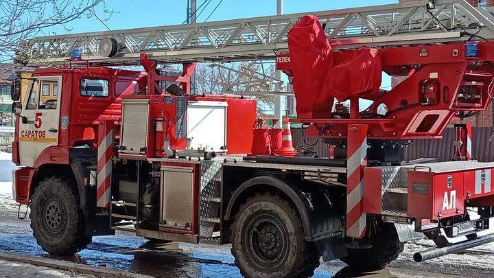 11 жильцов эвакуировали ночью из-за пожара в саратовской девятиэтажке
