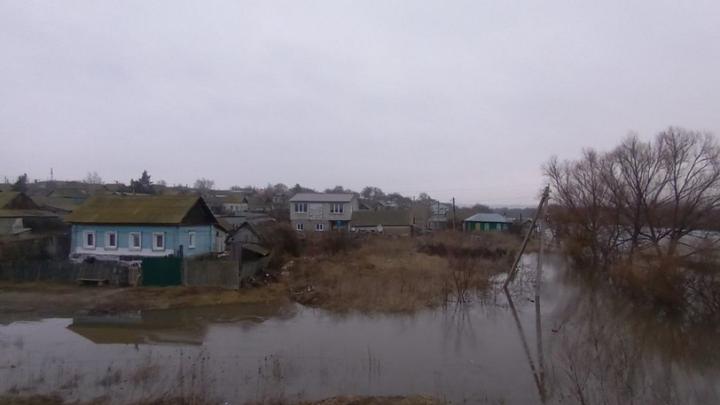 Вода пошла: в двух районах Саратовской области зафиксировали переливы на дорогах