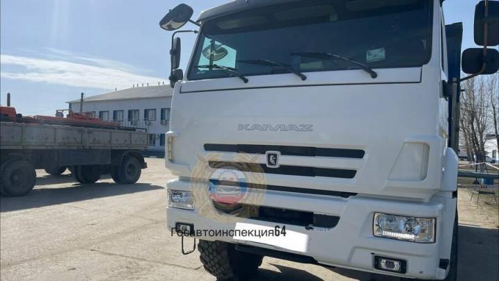 Мужчина погиб под колесами КамАЗа на промзоне в Саратове
