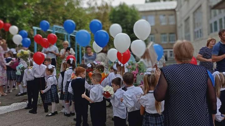 В школах Саратовской области начали принимать заявления в первые классы