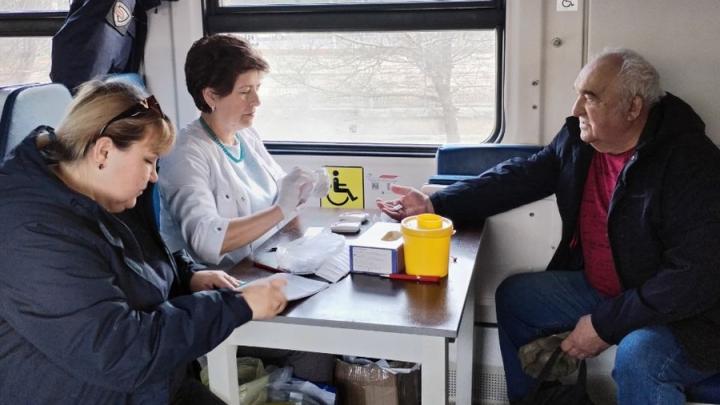 В пригородной электричке саратовцы бесплатно проверили здоровье