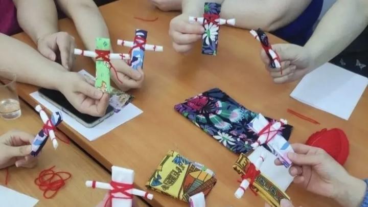В Саратове будущие мамы изготавливали куклы-обереги на День беременных