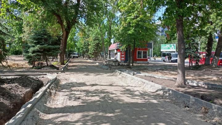 В Саратове отремонтируют тротуары на проспекте 50 лет Октября за 15 млн рублей