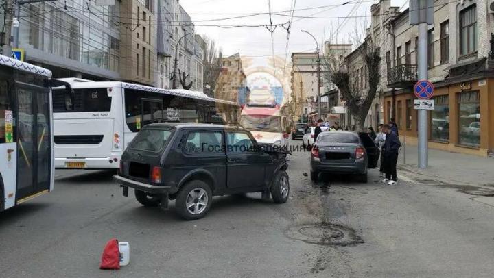 Две женщины пострадали в аварии у ТЦ 