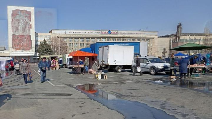 На Театральной площади в Саратове разрешили продавать колбасу и рыбу