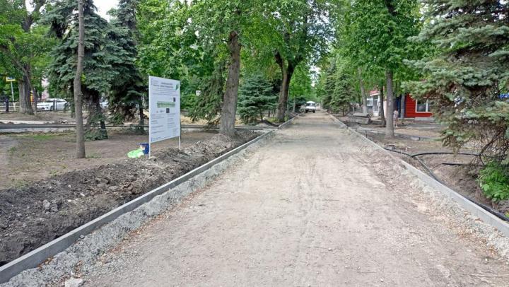 Тротуар у железной дороги на проспекте 50 лет Октября в Саратове приведут в порядок