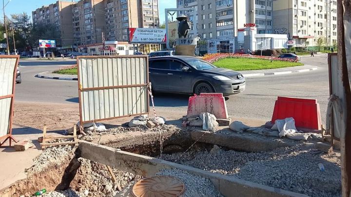 «Дыра» на дороге у Быка-солевоза портит вид на памятник в Энгельсе