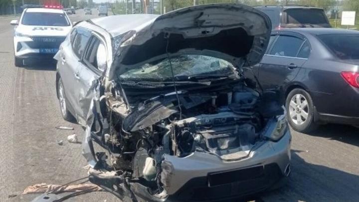 В Балакове водитель Nissan въехал в МАЗ и попал в больницу