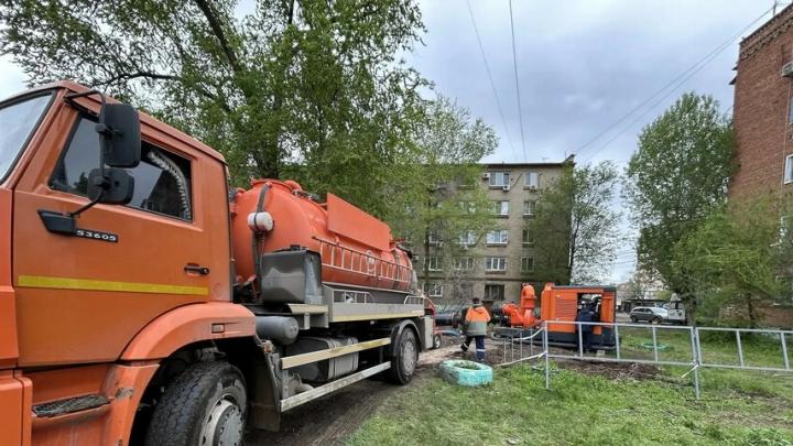 В Энгельсе на улице Менделеева готовят котлован для прокладки новой канализационной трубы
